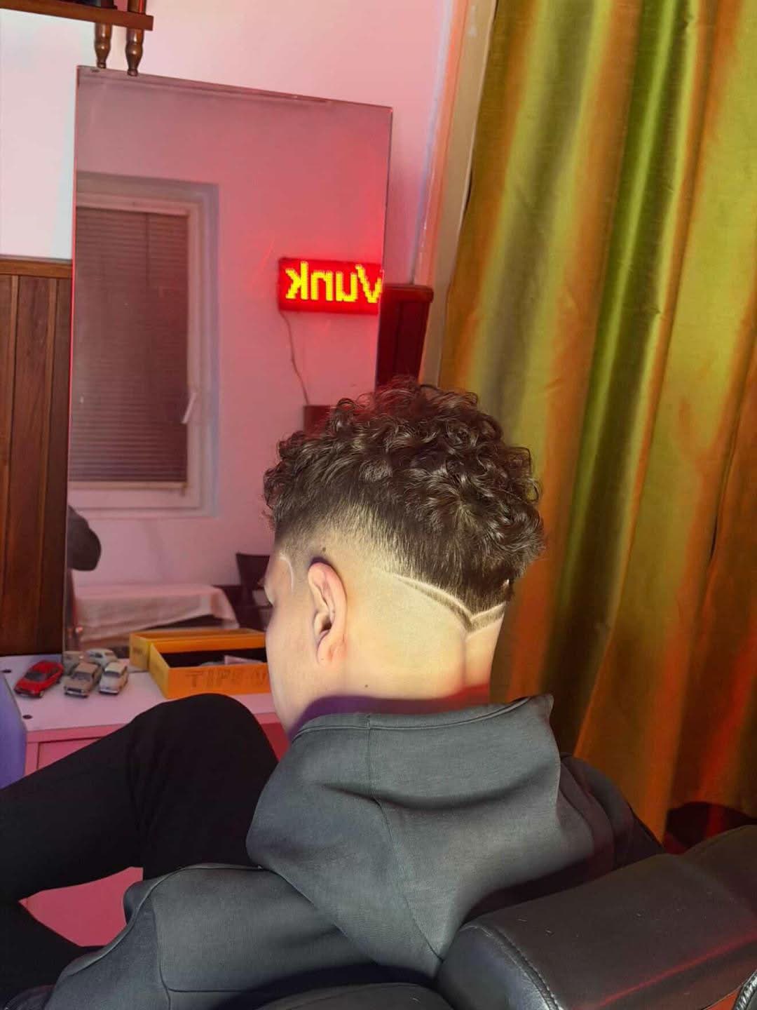 Vunke Cuts rad — curly fade sa dizajnom